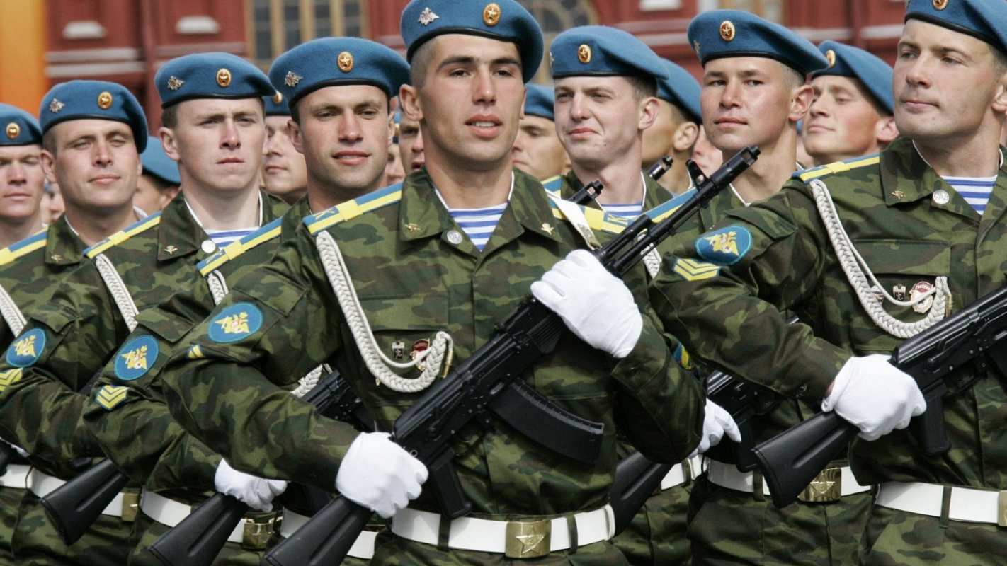 Открытка Солдаты маршеруют  23 февраля  З днем ​​захисника України 